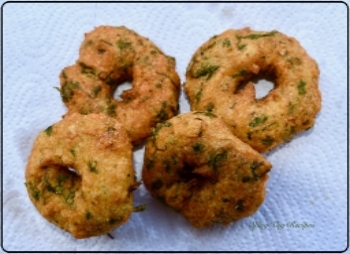 Vada recipe |ulunadhu vadai Recipe | How to make Medu Vada |Garelu | Spicy Veg Recipes